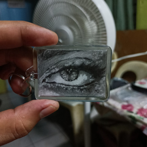 BILLIE EYE DRAWING IN KEYCHAIN